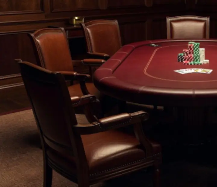 Privátní pokerová místnost s koženými židlemi a profesionálním stolem v BrightChoiceCZ